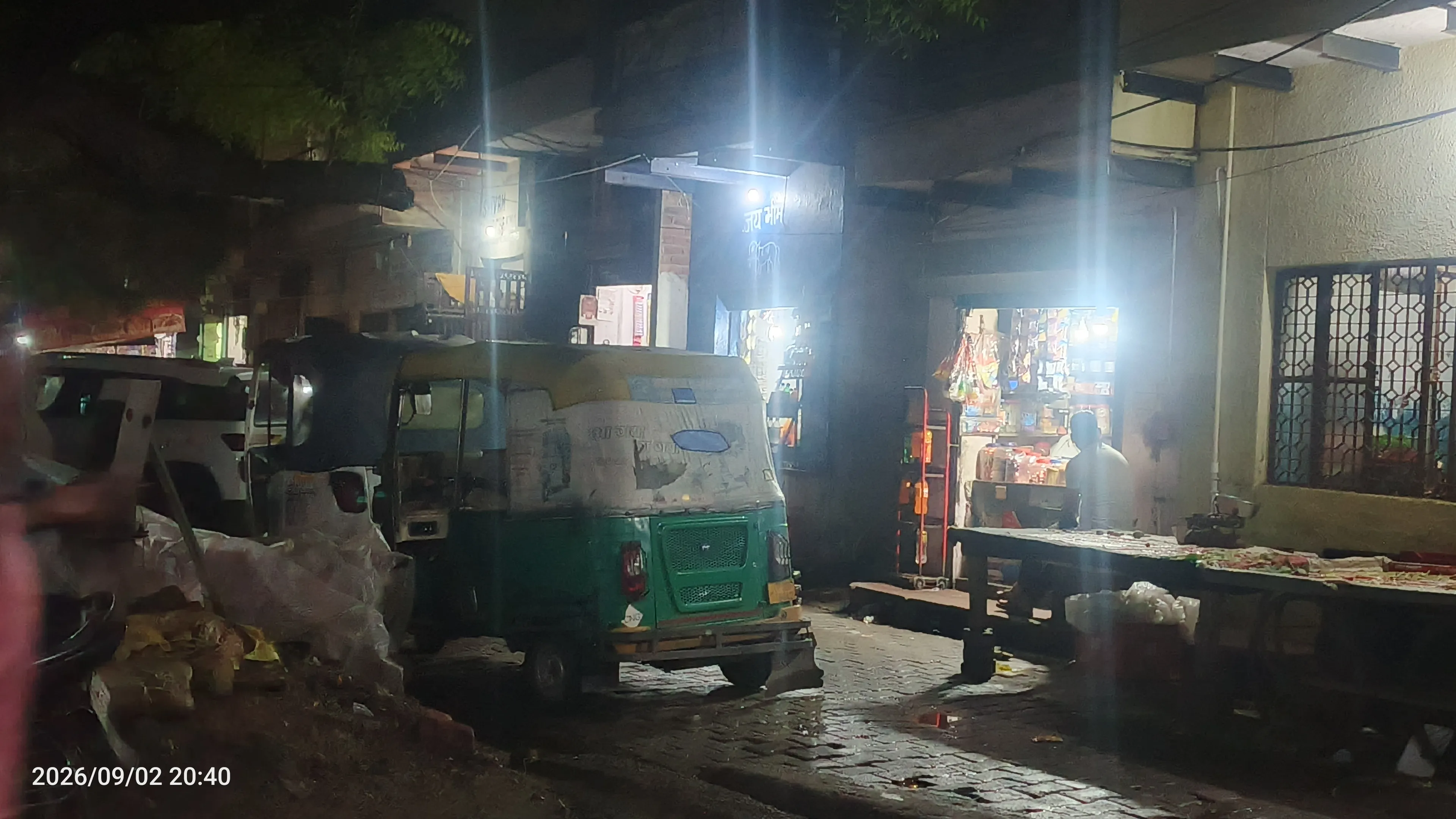 आगरा दयालबाग में सड़क अतिक्रमण कर पूरी तरह ब्लॉक, राहगीरों को भारी परेशान