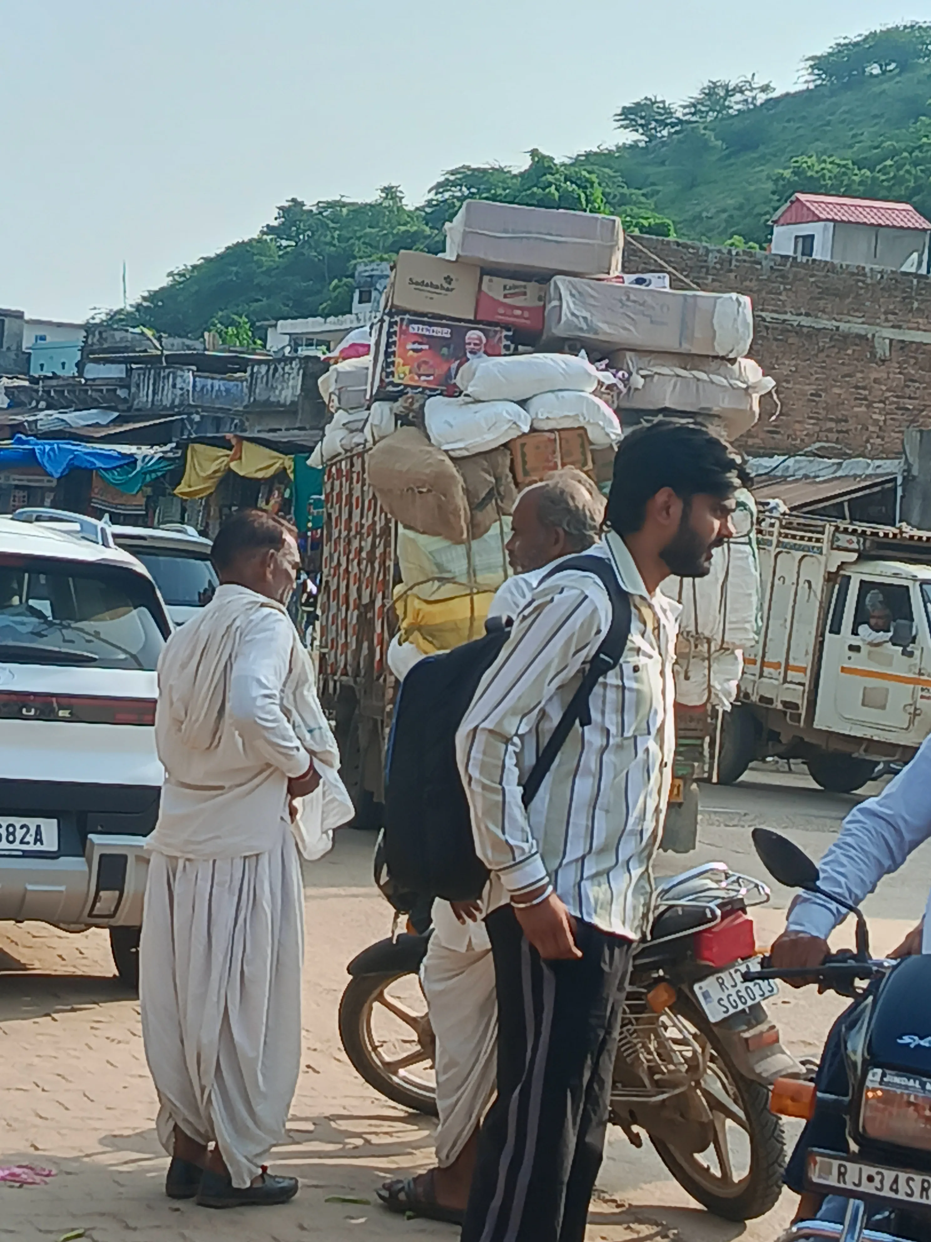जीपों व पिकअपो की ऑवर लोडिंग लदान और छतों पर बैठाकर बच्चों और सवारियों की जान जोखिम में डालकर सफर