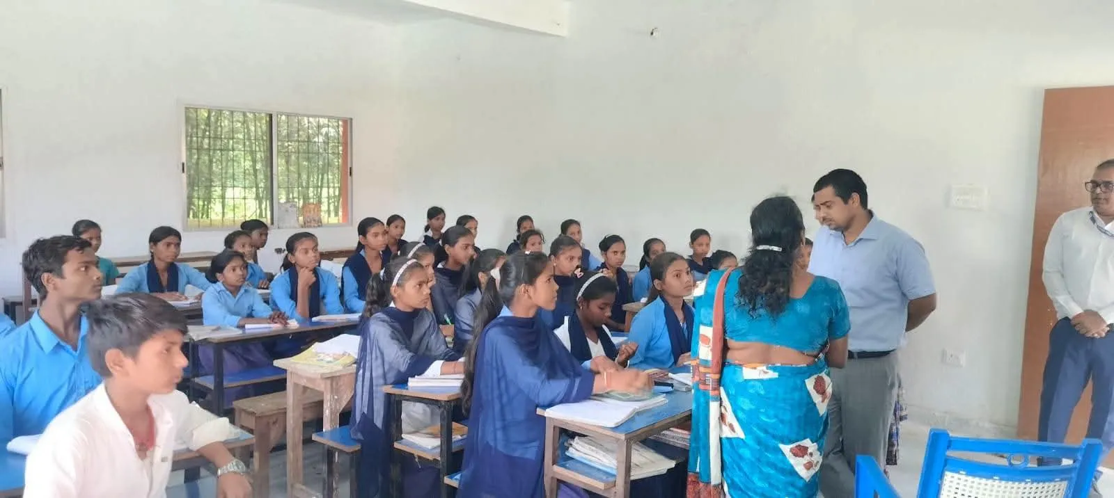 डीएम ने स्कूल में किया औचक निरीक्षण