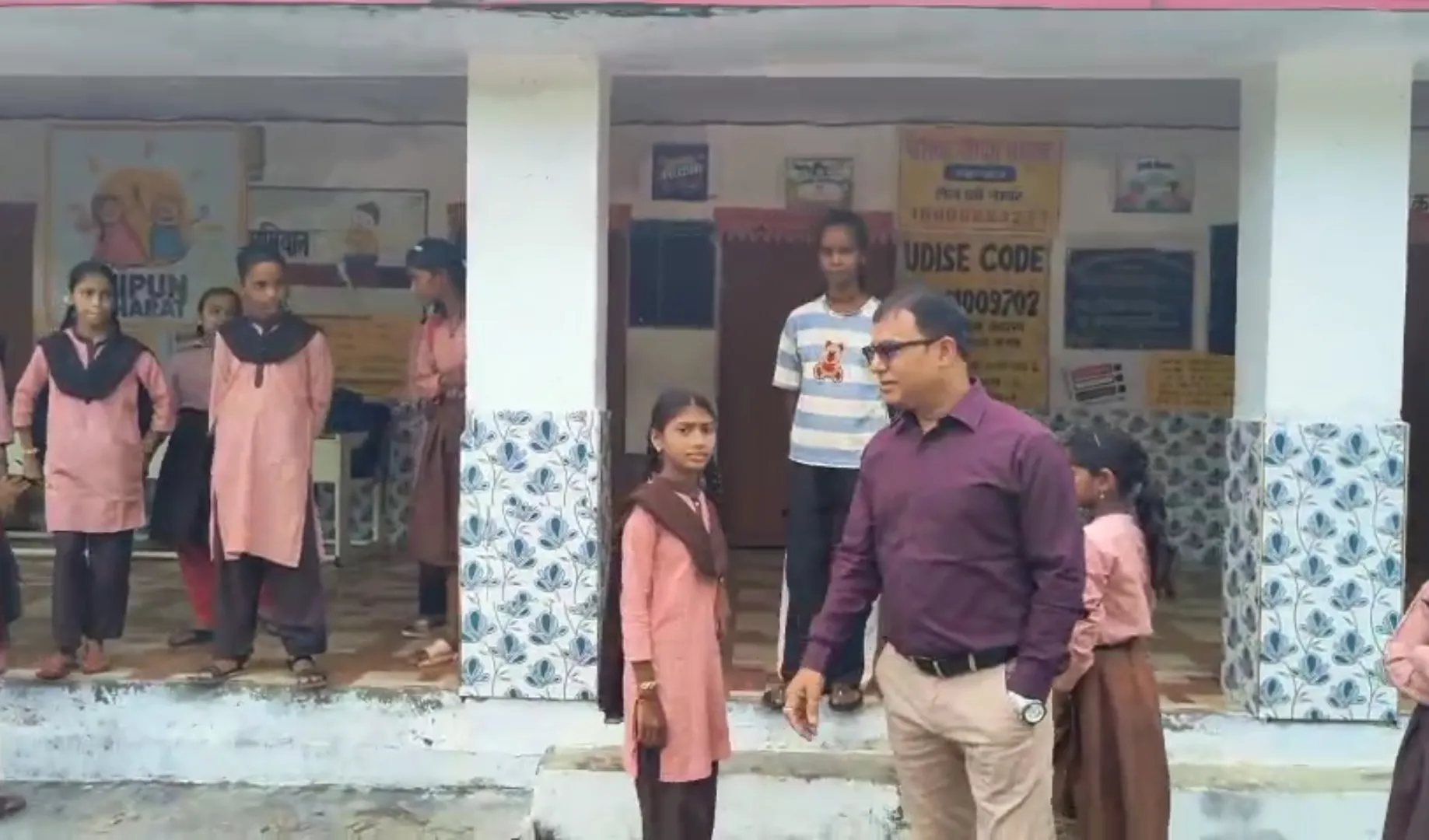 उन्नाव में स्कूल का औचक निरीक्षण, सुबह 8:30 बजे तक नहीं पहुंचे शिक्षक