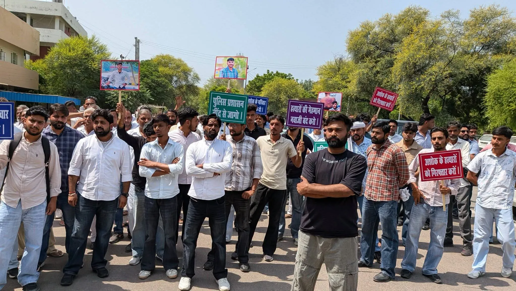 “₹1,000 के विवाद में हत्या! इंसाफ के लिए एसपी कार्यालय पहुंचे ग्रामीण, जांच अधिकारी बदलने की मांग”