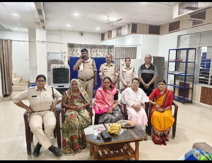 *रक्षा के प्रहरियों को मातृशक्ति ने बांधा रक्षासूत्र, थाने में मनाया रक्षाबंधन*