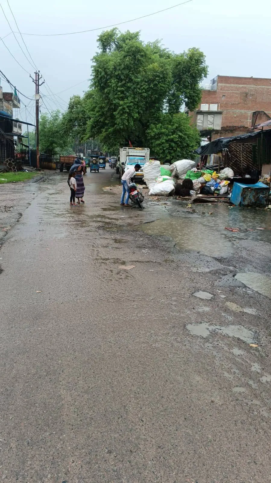 वर्षों से क्षतिग्रस्त स्टेशन रोड की दुर्दशा पर मानवाधिकार संगठन ने उठाई आवाज