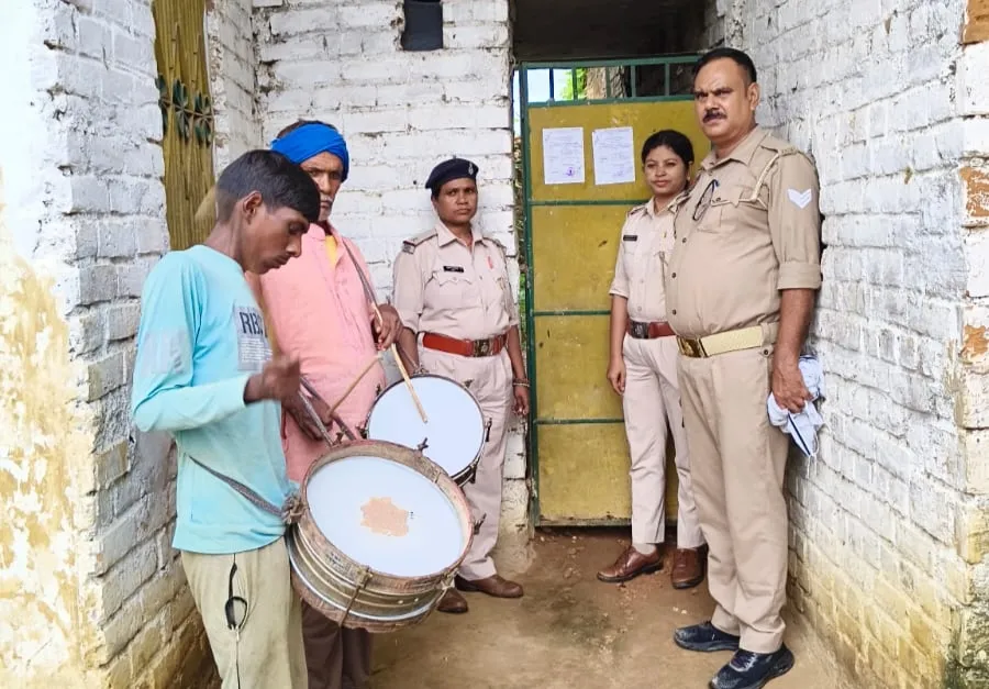 दहेज प्रताड़ना मामले में फरार कमल हसन व नसीमा बीबी के घर चस्पा हुआ इश्तेहार