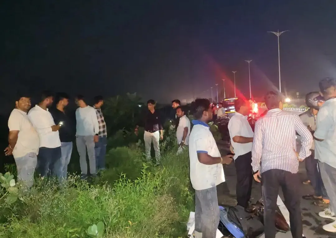 उन्नाव में तेज रफ्तार कार गड्ढे में गिरकर खाई में पलटी, तीन लोग फंसे; लोगों ने शीशा तोड़कर बचाया