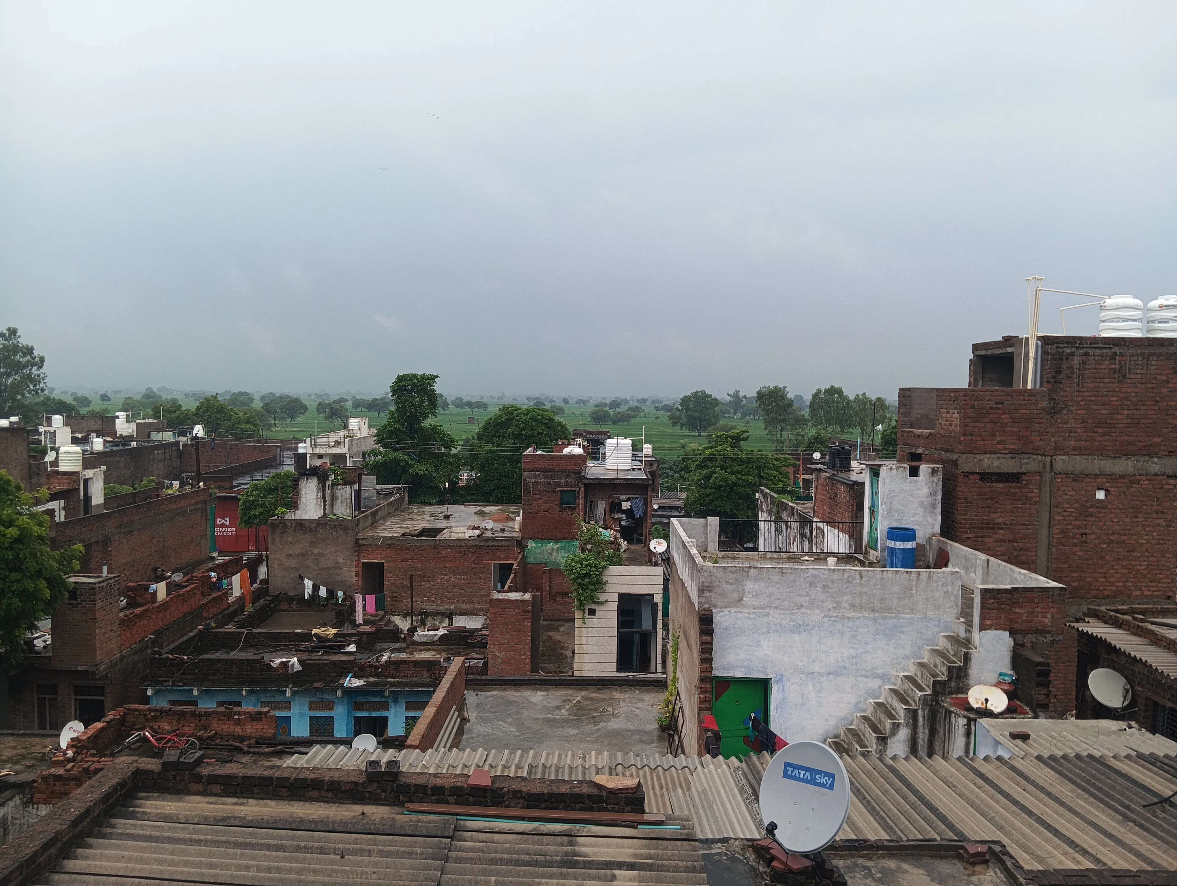 भीतरवार में तेज बारिश के कारण चारों ओर जलभराव, रात भर पानी भराव की स्थिति