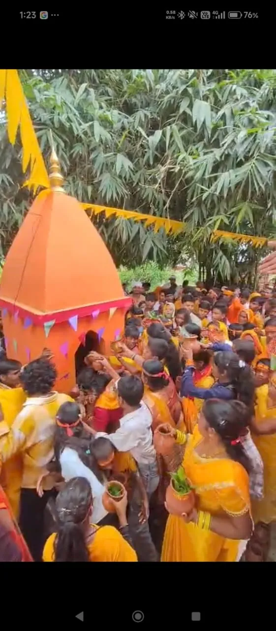 देवरिया। श्रीरामपुर थाना क्षेत्र के मिश्रौली कुरमीटोजन्माष्टमी के अवसर पर मिश्रौली कुरमीटोला में निकली भव्य कलश यात्रा