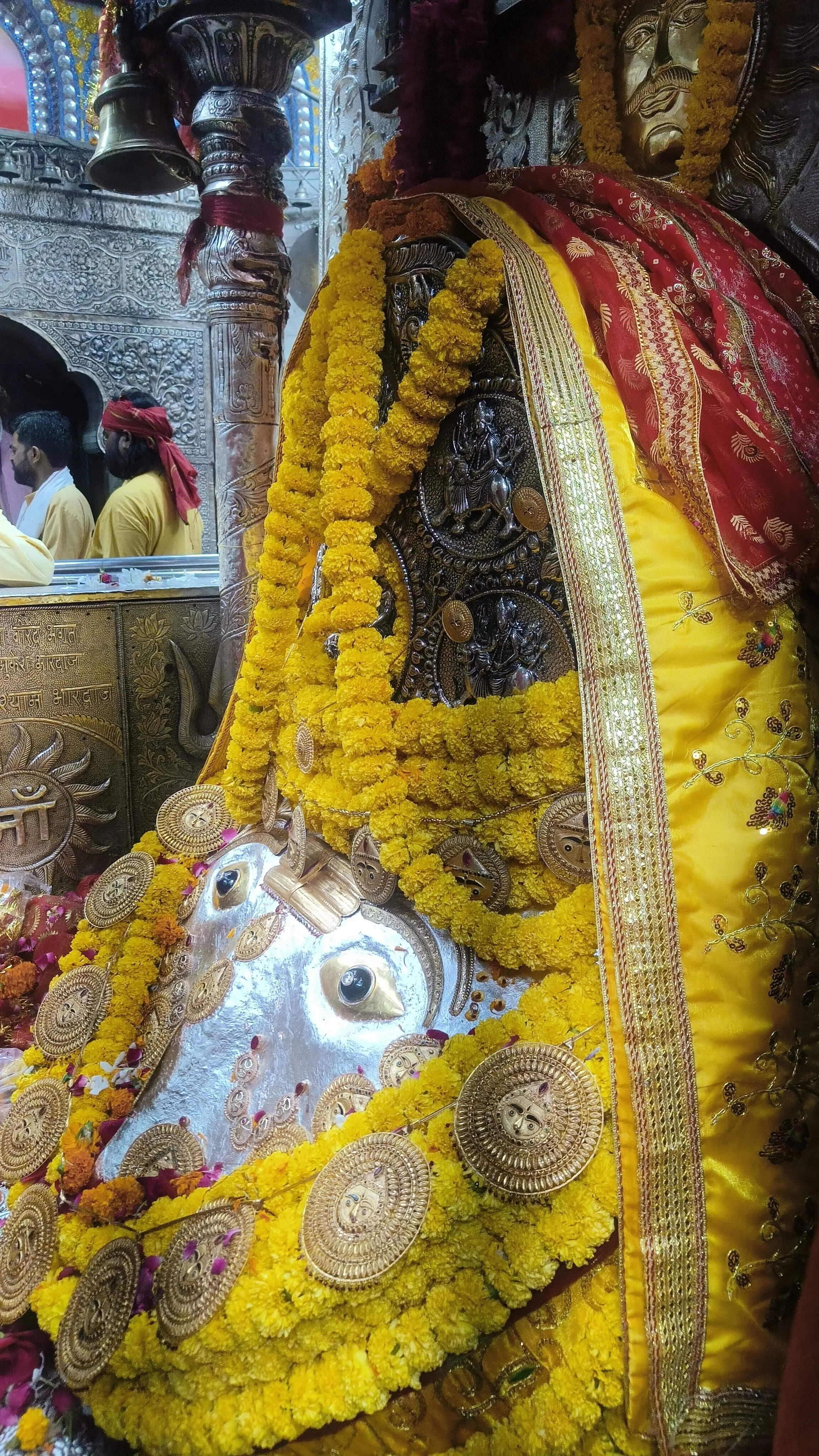 कालकाजी मंदिर में अव्यवस्था और vip दर्शनों की बजह से आम दर्शनाथियों के साथ अव्यवहार