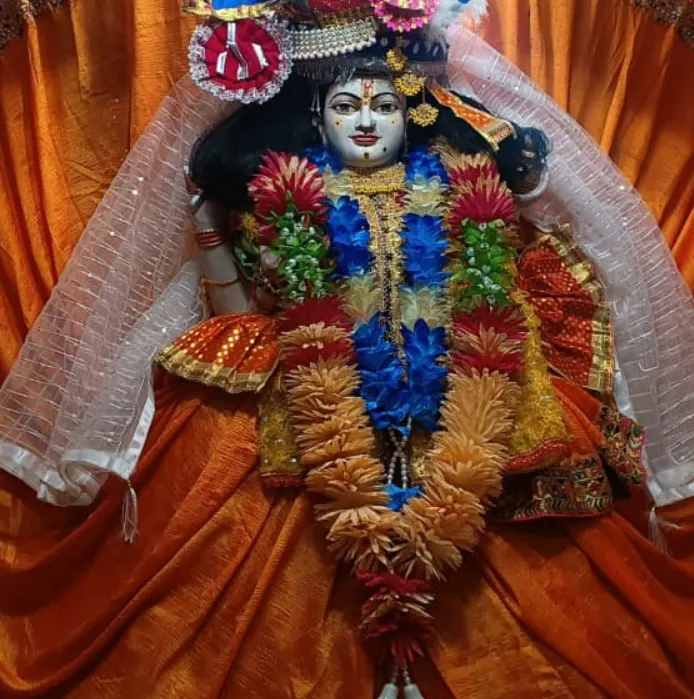 *मां नर्मदा का हुआ कृष्ण स्वरूप श्रृंगार, उमड़ी भीड़*