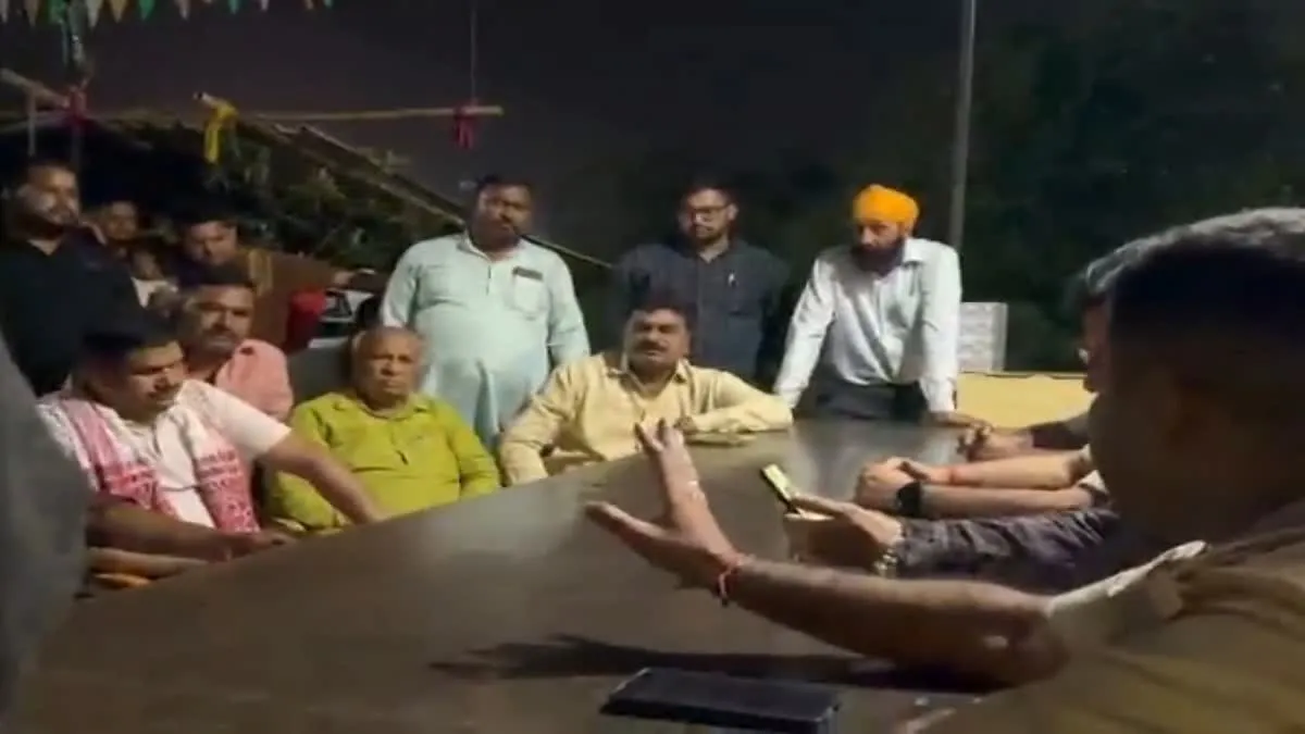 छेड़खानी की शिकायत पर थाना परिसर में देर रात हंगामा, कार्रवाई को लेकर अड़े बीजेपी कार्यकर्ता