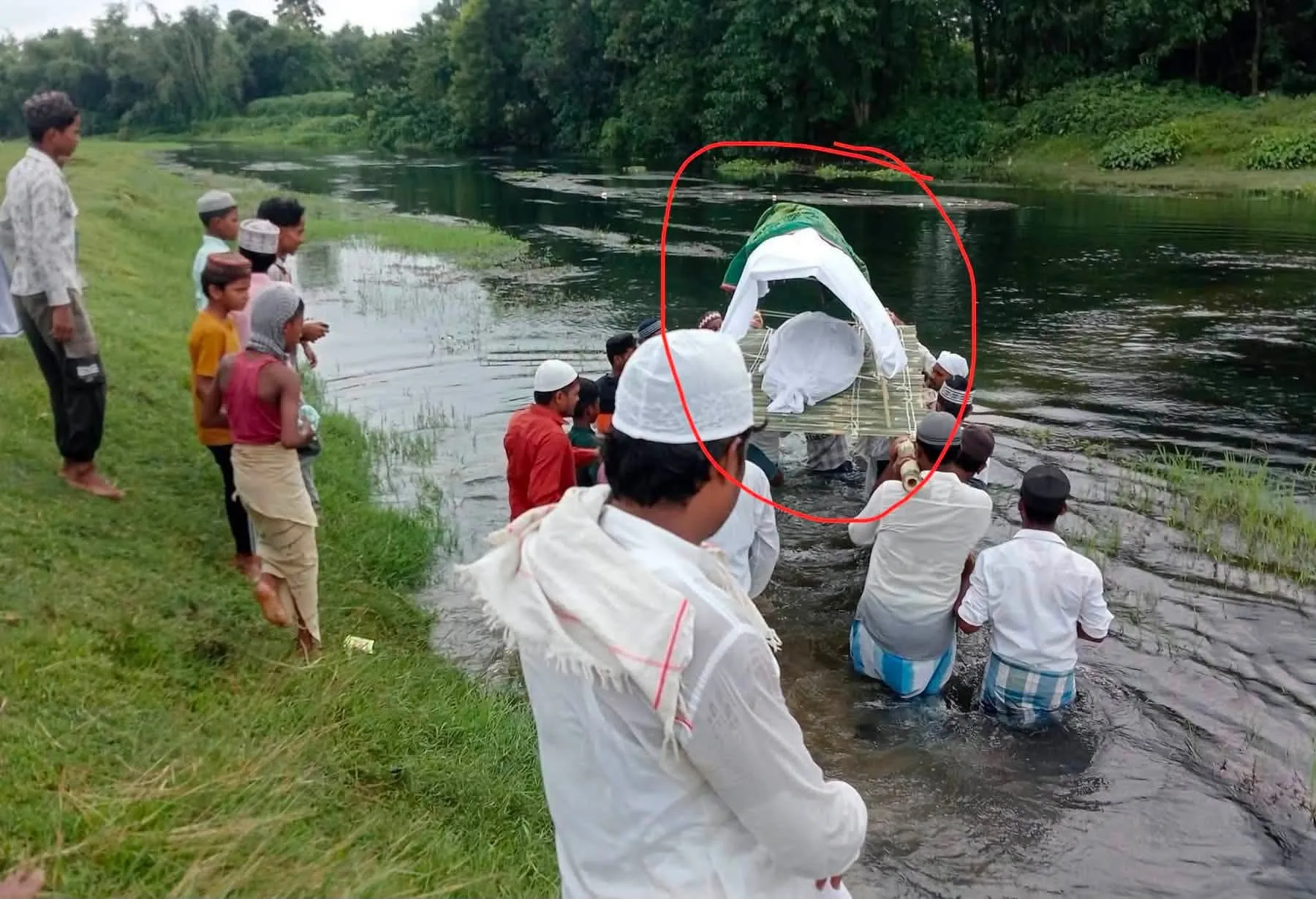 Yeha ek pull banna chahiye jisse waha ke logo ko kahi v ane jane ke liye asani ho sake