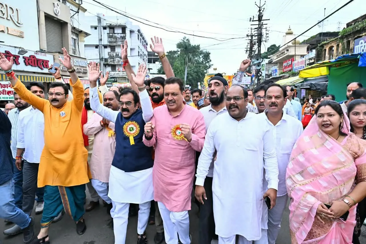 जन्माष्टमी शोभायात्रा में पहुंचे मंत्री श्री सिंह 
भगवान श्रीकृष्ण का किया पूजन-अर्चन