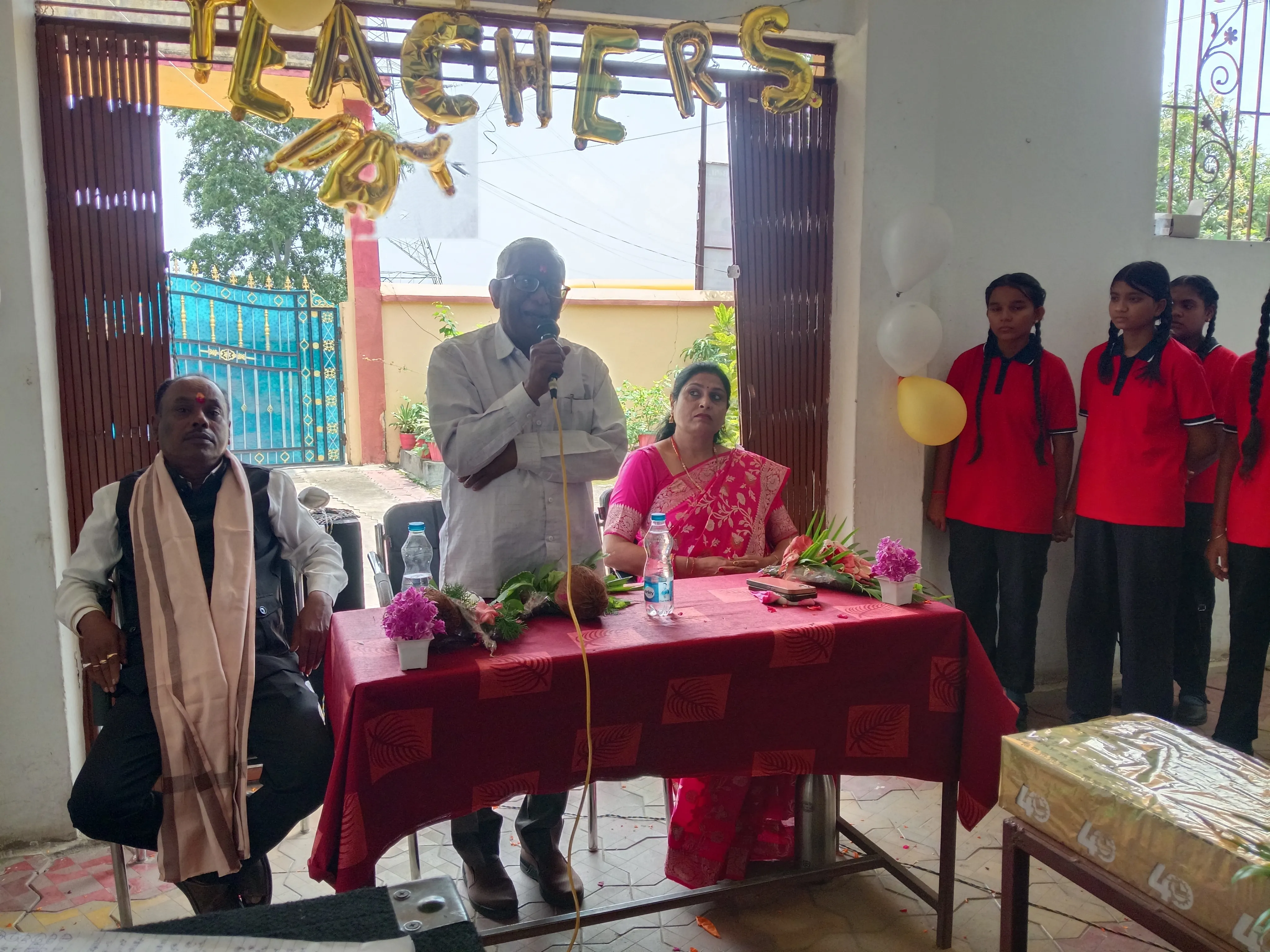 भगिनी निवेदिता इंग्लिश मीडियम विद्यालय में डॉ. सर्वपल्ली राधाकृष्णन को किया गया नमन, शिक्षकों का हुआ सम्मान