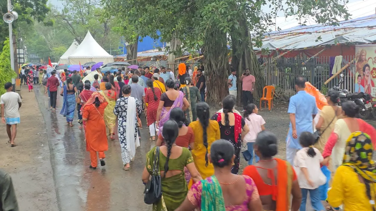 बारिश भी नहीं रोक पाई आस्था का सैलाब, लिलुआ में बागेश्वर बाबा के कार्यक्रम में उमड़ी भीड़