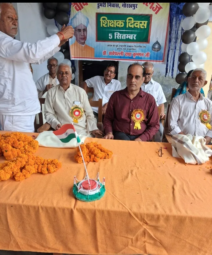 शिक्षक विद्यार्थियों के मार्ग दर्शक
होता है