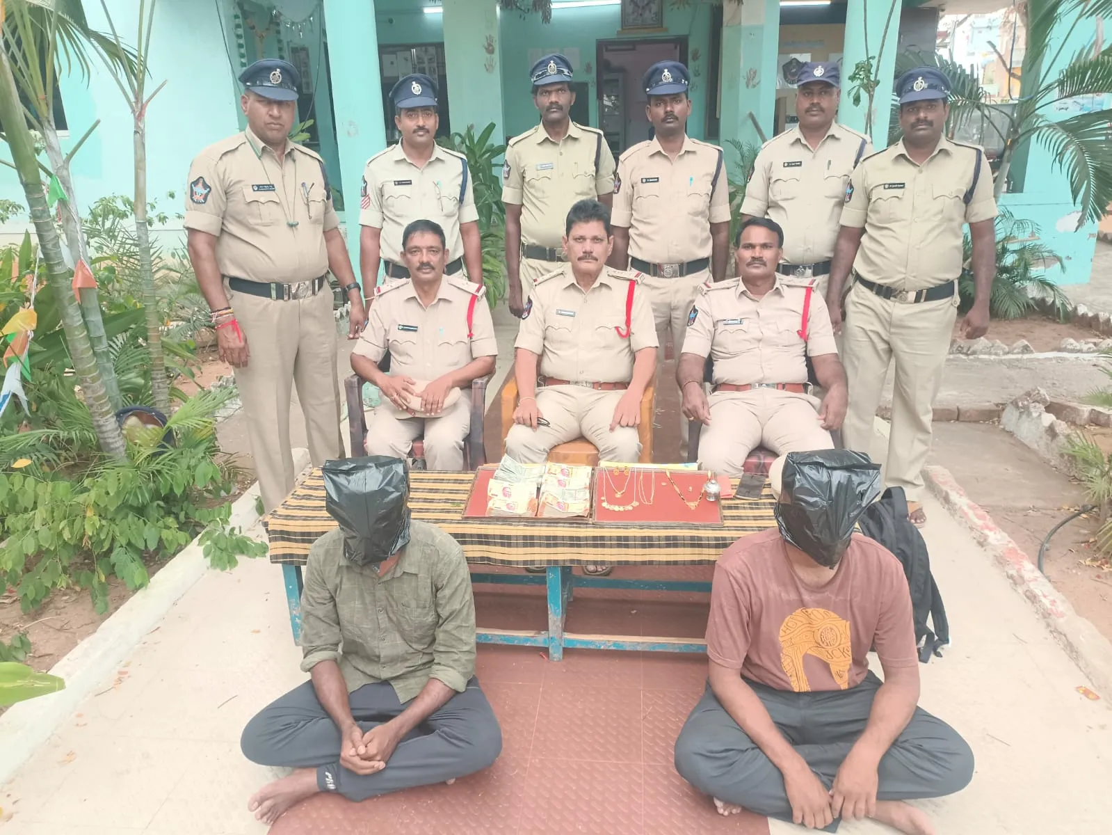 जलसा के लिए सीरियल चोरियाँ.. दो गिरफ्तार.. Rs. 13 लाख की प्रॉपर्टी बरामद
सिर्फ़ घर ही नहीं.. मंदिरों में भी चोरियाँ.. द