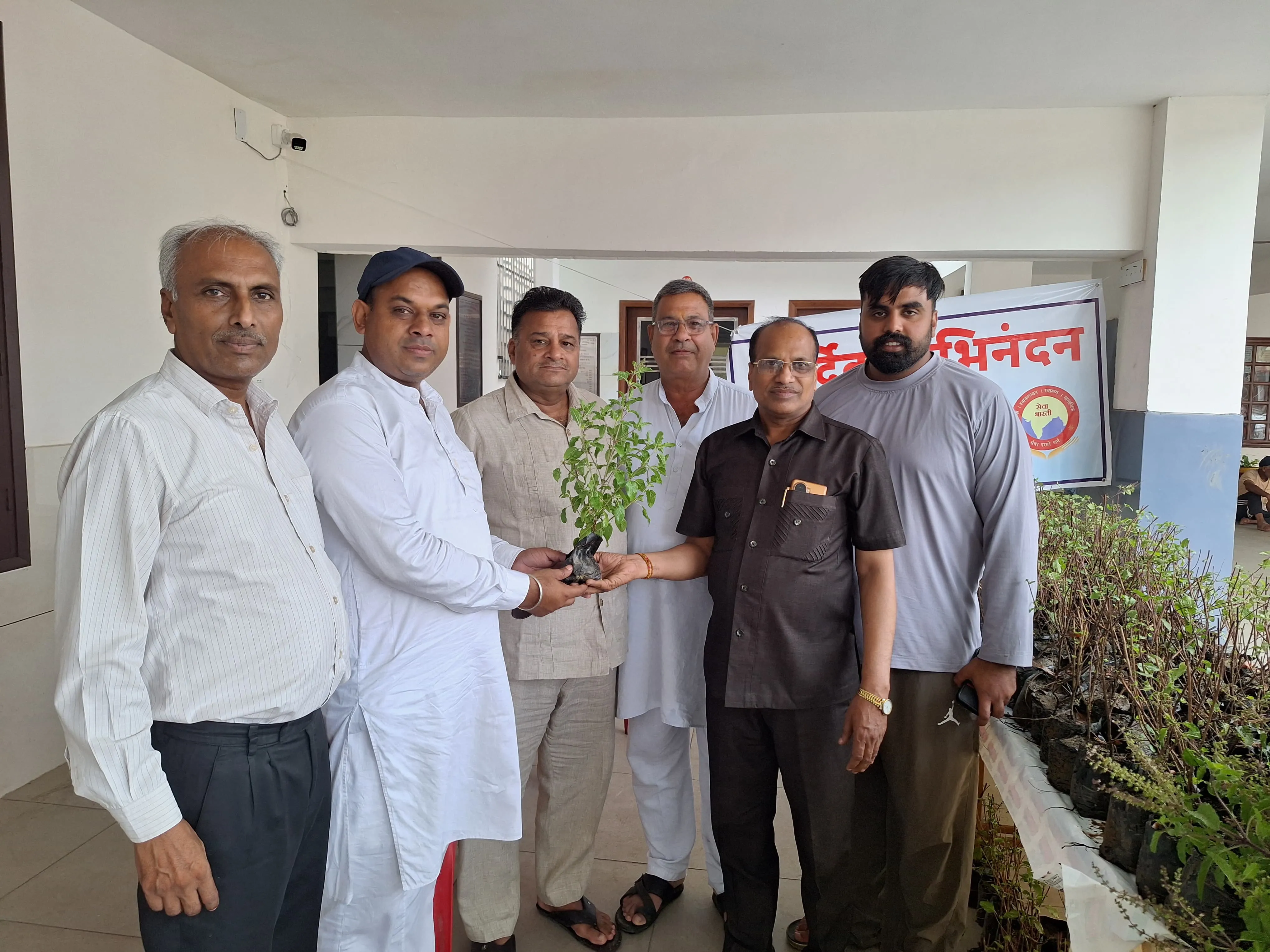 🌿🙏 श्री कृष्ण जन्माष्टमी के पावन अवसर पर तुलसी पौधा वितरण सेवा 🙏🌿