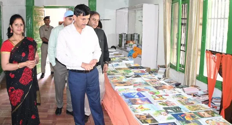 कुल्लू में NBT की सात दिवसीय पुस्तक प्रदर्शनी शुरू, एडीएम सुरजीत सिंह राठौर ने किया शुभारम्भ, 60 से अधिक भारतीय भाषाओं म