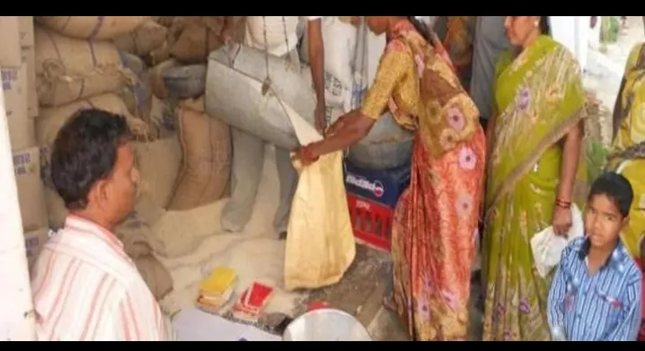 दलालों का बोलबाला

राशन दुकानों में हो रही कालाबाजारी एवं दलालों की सक्रियता से उपभोक्ता परेशान