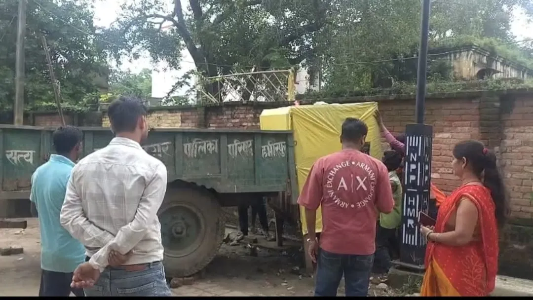हमीरपुर में नगर पालिका का बड़ा बुलडोजर एक्शन: तहसील रोड से हटा अवैध अतिक्रमण, 10 सितंबर को होगी 20 नई दुकानों की नीलामी