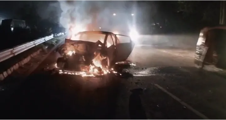 कानपुर-लखनऊ नेशनल हाईवे पर  हुआ सड़क हादशा कार मे लगी आग