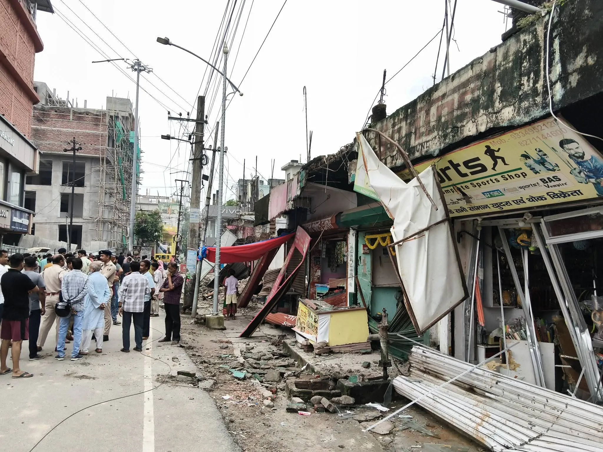पूर्णिया शहर के कालीबाड़ी चौक पर रात के अंधेरे में दर्जनों दुकान को जेसीबी से तोड़कर क्षतिग्रस्त कर दिया गया है