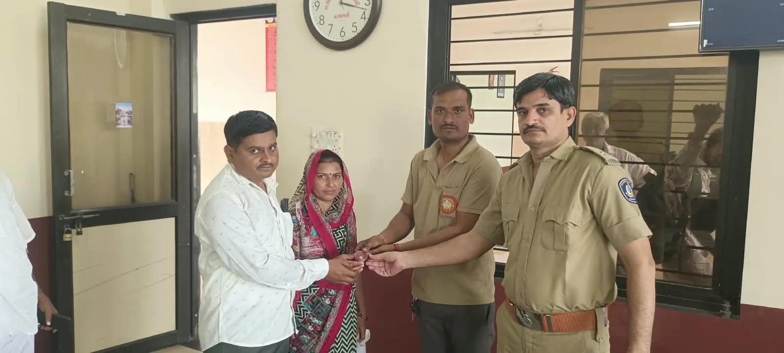 ધંધુકા ST ડેપોના ડ્રાઈવર ગુજંનભાઈ કણજરીયાની ઈમાનદારીને સલામ

રૂ. 60 હજારની સોનાની બુટ્ટી મૂળ માલિકને પરત કરી માનવતાનું ઉ