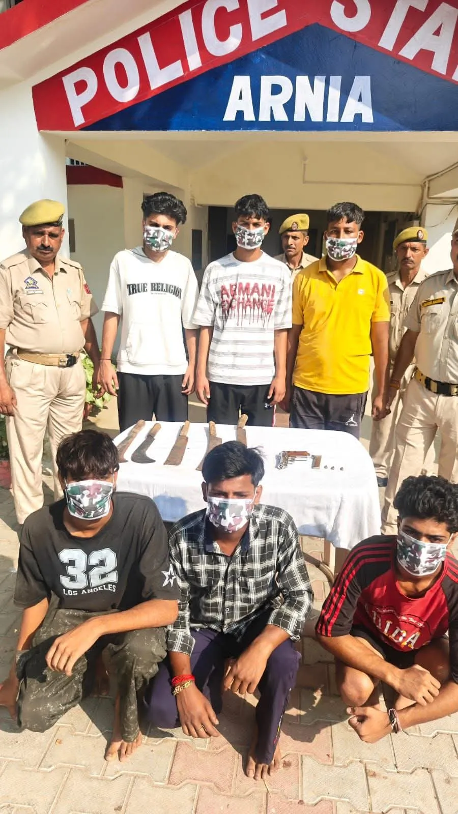अरनिया पुलिस की बड़ी कार्रवाई: खौफ गैंग का पर्दाफाश, असलहों के साथ 6 खूंखार बदमाश गिरफ्तार
जम्मू क्षेत्र में दहशत
