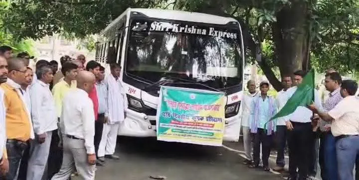 मिलेट्स प्रशिक्षण के लिए 50 किसान पंतनगर रवाना, डीएम ने हरी झंडी दिखाकर बस को किया रवाना
