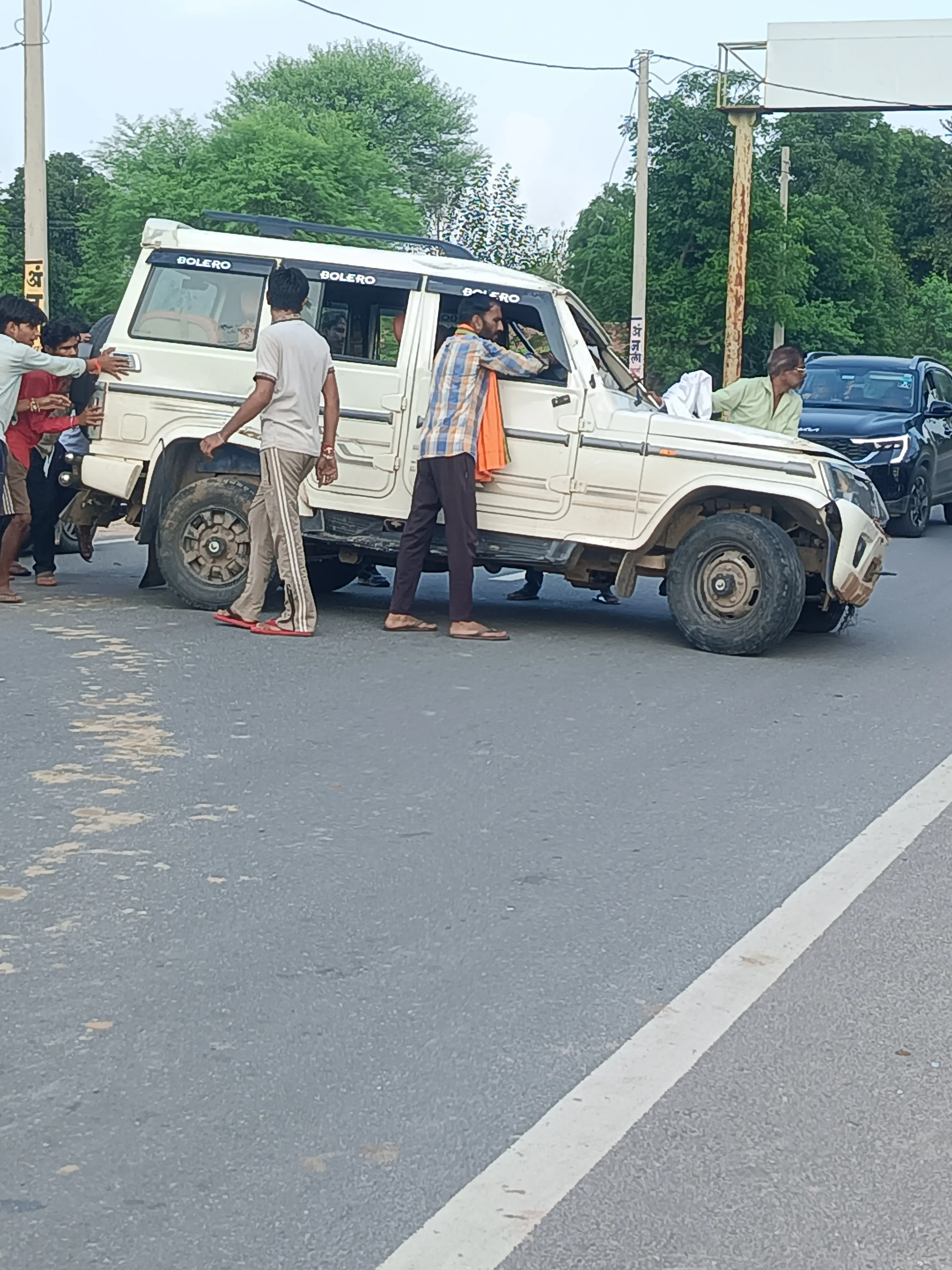 ड्राईवर को आई नींद बोलेरो रोड पर पलटी तीन बार ,बाल-बाल बचे दो लोग