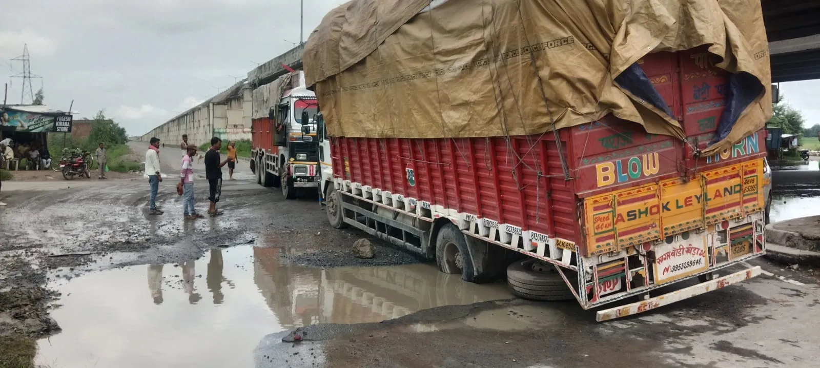 जलभराव और गड्ढों ने बढ़ाई राहगीरों की मुश्किलें, जिम्मेदार विभाग की अनदेखी का आरोप