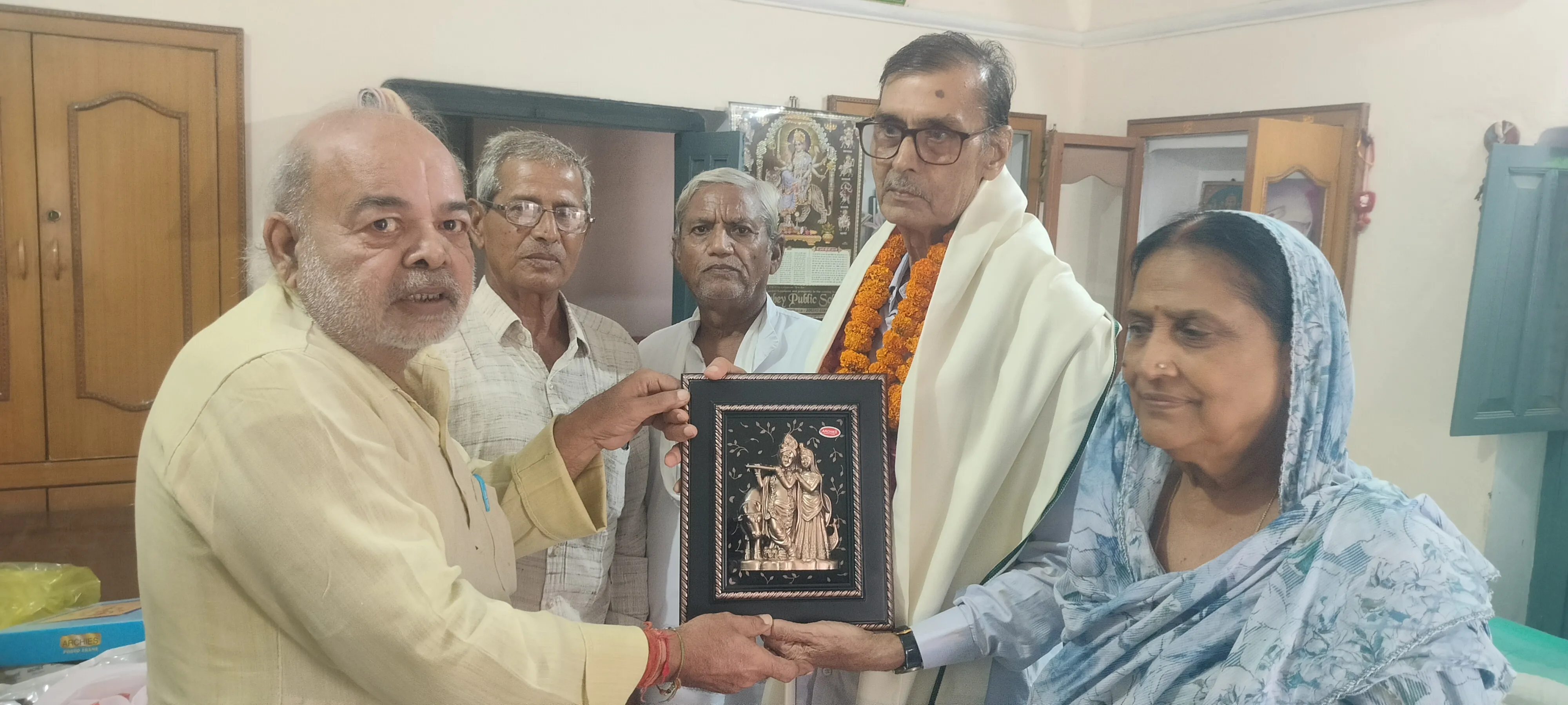 गुरु का सम्मान कर शिष्यों ने निभाई परंपरा