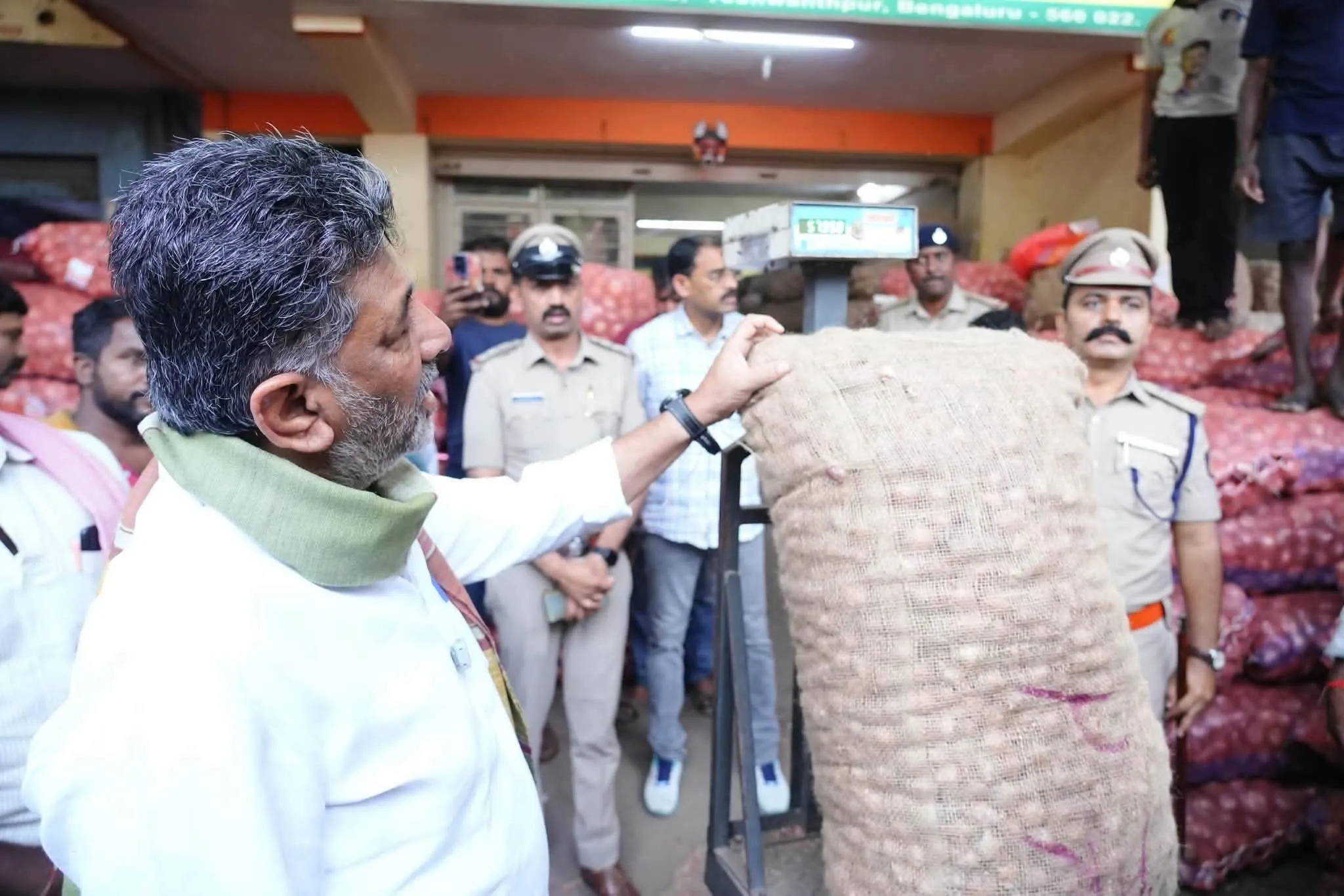 Chief Minister DKS visited Yeshwanthpura APMC Market in the morning and listened to the problems of farmers..!