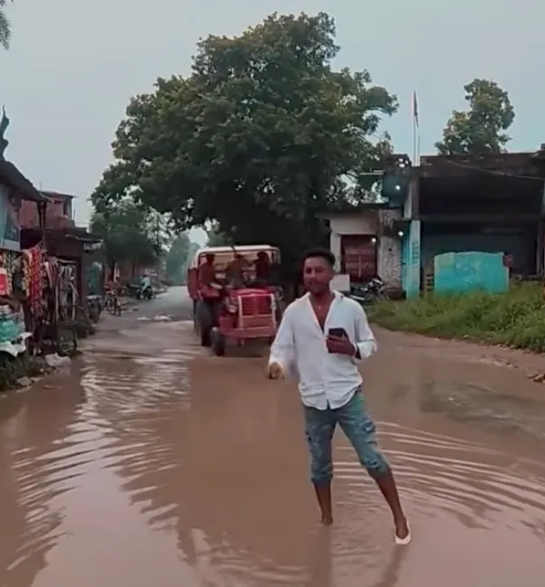 चकिया कोठी-भिंगारी बाजार मार्ग पर जलभराव, राहगीरों को हो रही परेशानी