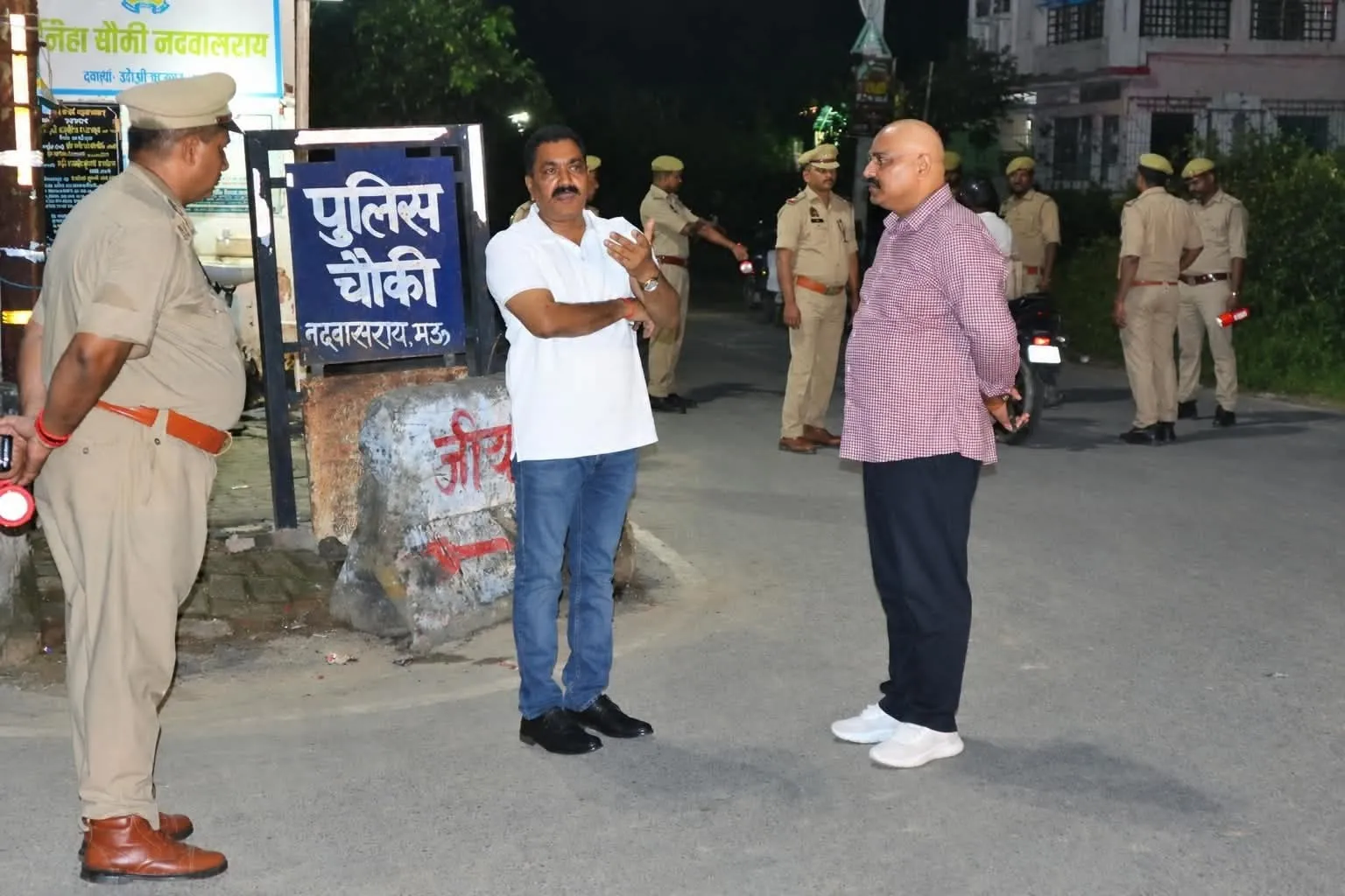 मऊ में रात 8 से 9.30 बजे तक चला सघन चेकिंग अभियान 1727 संदिग्धों वाहनों का जाँच 577 चालान और 8 वाहन सीज किया गया