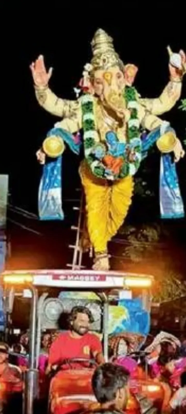 નવસારી માં અંબિકા ચોક ના ગણપતિ બાપા 33ફૂટ લાવ્યા અંધાર પત ને ટાફીક જામ