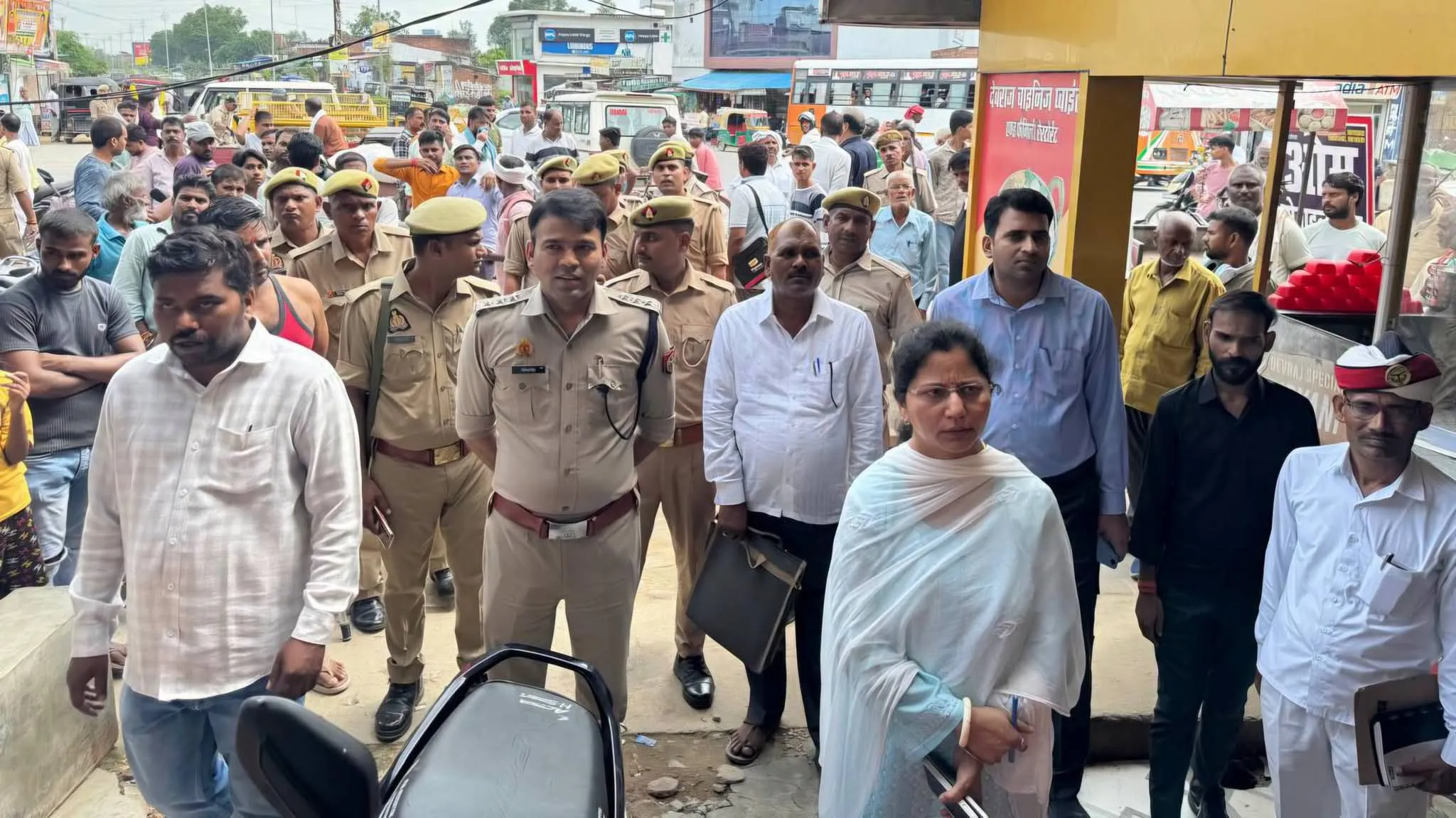 मऊ में बेसमेंट रेस्टोरेंट पर प्रशासन की कार्रवाई: नोटिस के बाद भी जवाब नहीं, देवराज कैफे सील