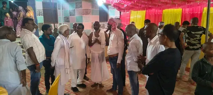 आज विधानसभा लालगंज ग्राम सभा माधोपुर धरांग में मुकेश प्रजापति के पिताजी की तेरहवीं में पहुंचकर श्रद्धा सुमन अर्पित करते