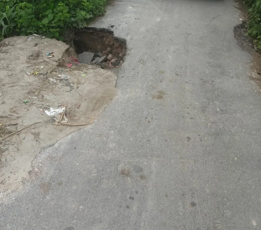 सड़क में कटाव से चारपहिया वाहनों का आवागमन बंद