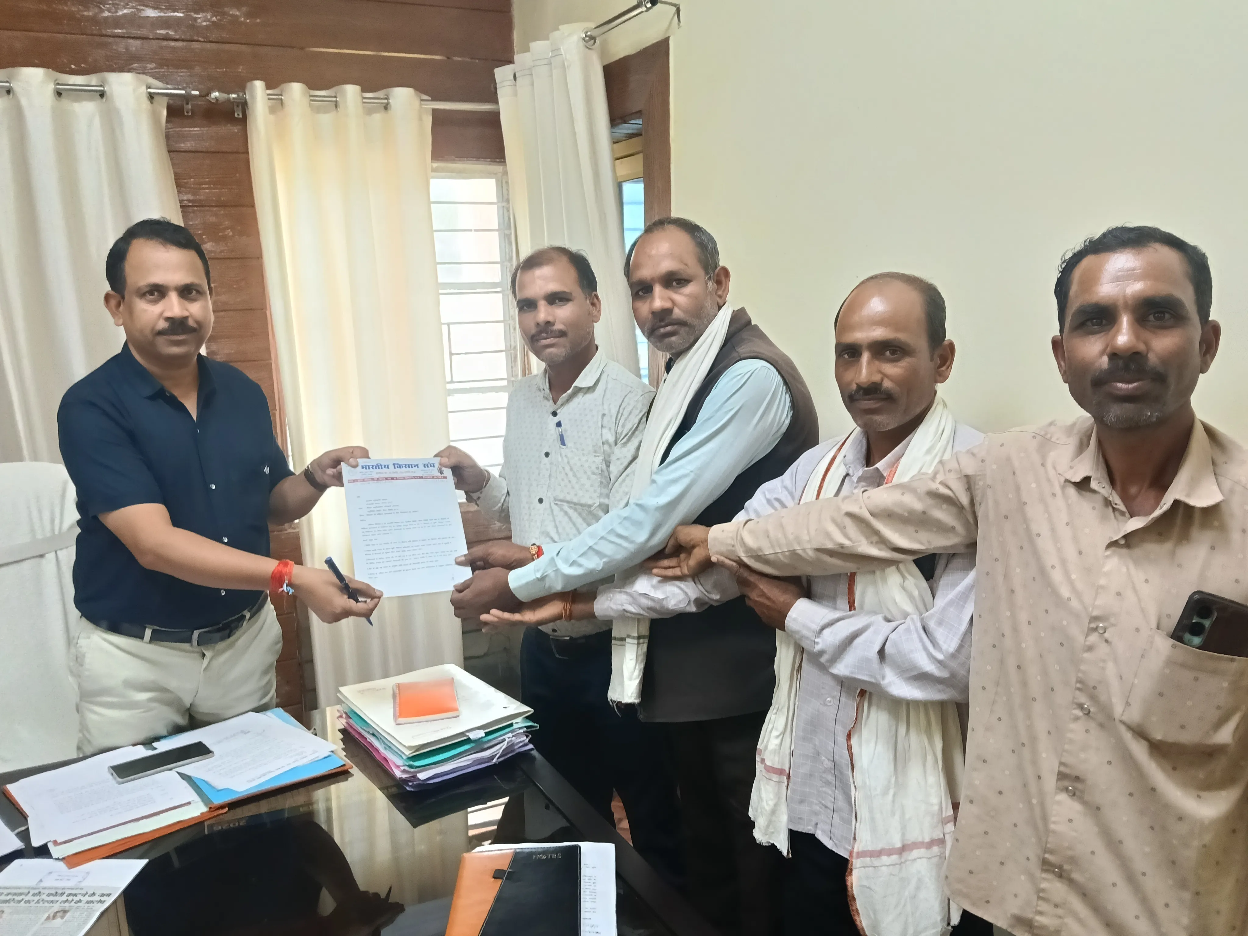 किसानों की समस्याओं और मांगों को लेकर भारतीय किसान संघ ने तीनों तहसीलों में एक साथ सौंपा ज्ञापन