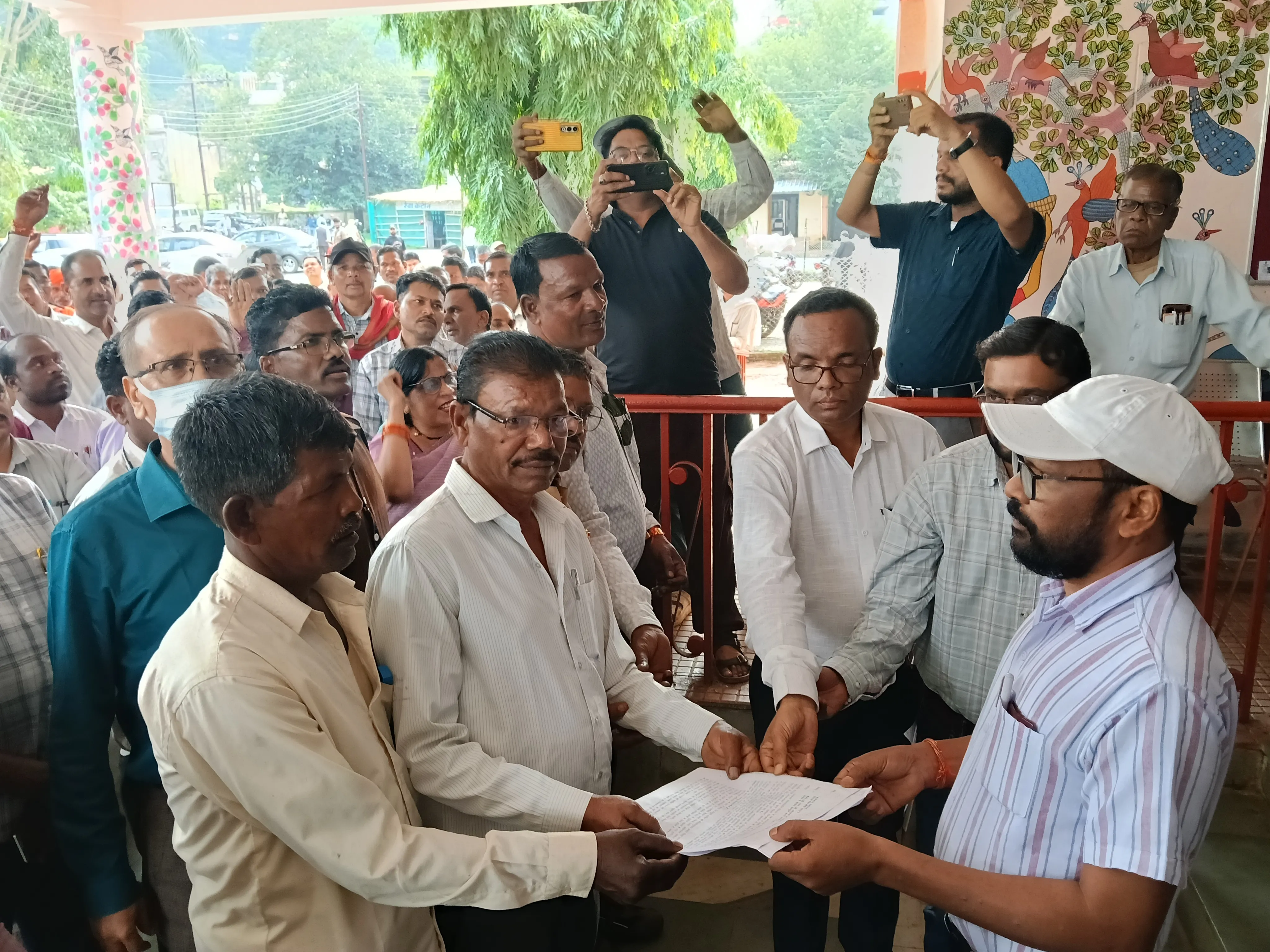वीबी-जी राम जी योजना के अमले ने सौंपा ज्ञापन, परियोजना अधिकारी ईश्वर साहू की कार्यप्रणाली पर उठाए सवाल