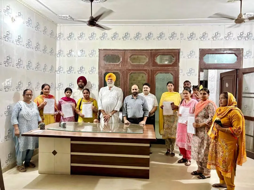 ਬਲਵਿੰਦਰ ਸਿੰਘ ਲਾਡੀ ਆਮ ਆਦਮੀ ਲੀਡਰ ਨੇ ਸ਼੍ਰੀ ਹਰਗੋਬਿੰਦਪੁਰ ਸਾਹਿਬ ਦੇ ਨਵ ਨਿਯੁਕਤ ਆਂਗਣਵਾੜੀ ਹੈਲਪਰਾ ਨੂੰ ਨਿਯੁਕਤੀ ਪੱਤਰ ਦਿੱਤੇ ।