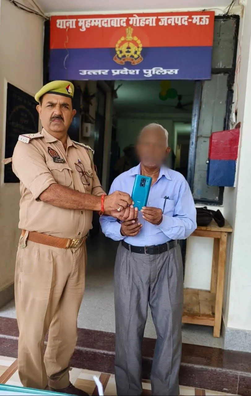 मऊ पुलिस ने सीईआईआर के जरिए गुम मोबाइल बरामद कर मालिक को सौंपा