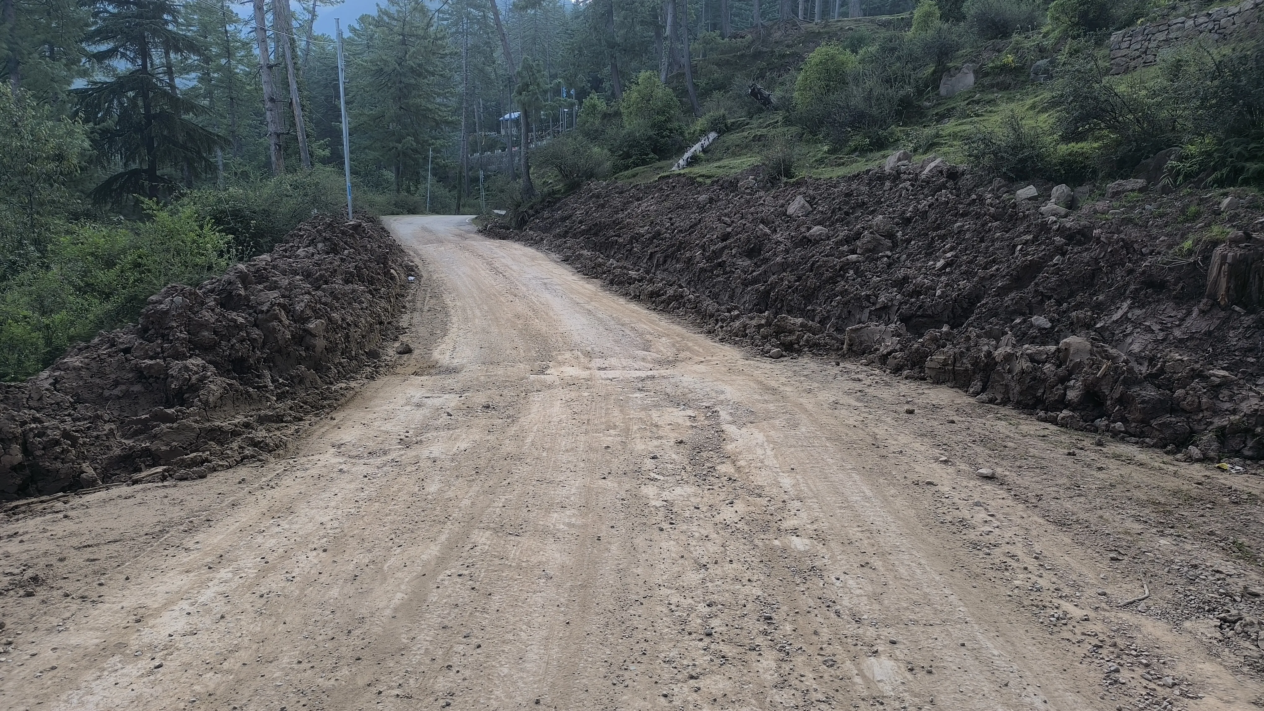 Landslide Debris Cleared on Shappri Road, Traffic Resumes in Phases
