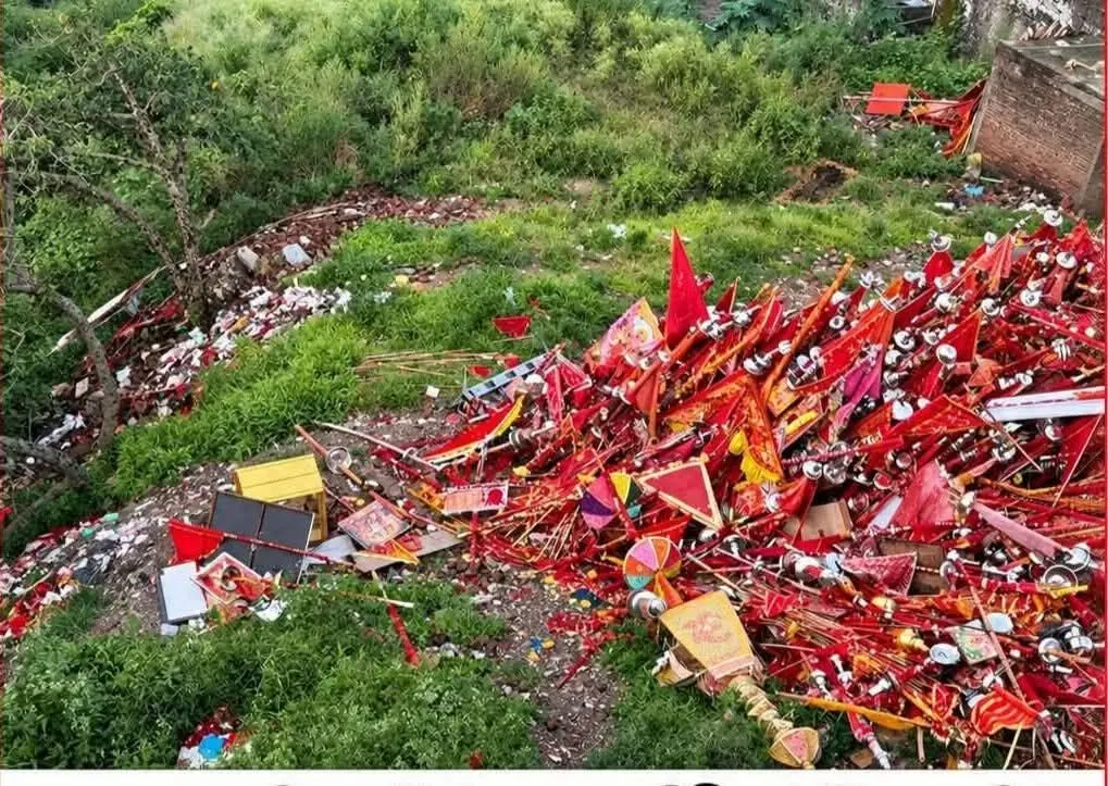 चिंतपूर्णी मंदिर में धार्मिक सामग्री कूड़े के बीच फेंके जाने का विवाद