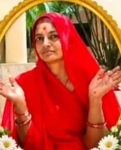 खड़ी ट्रैक्टर ट्राली को दूसरे ट्रैक्टर ने टक्कर मारी , महिला की मौत
