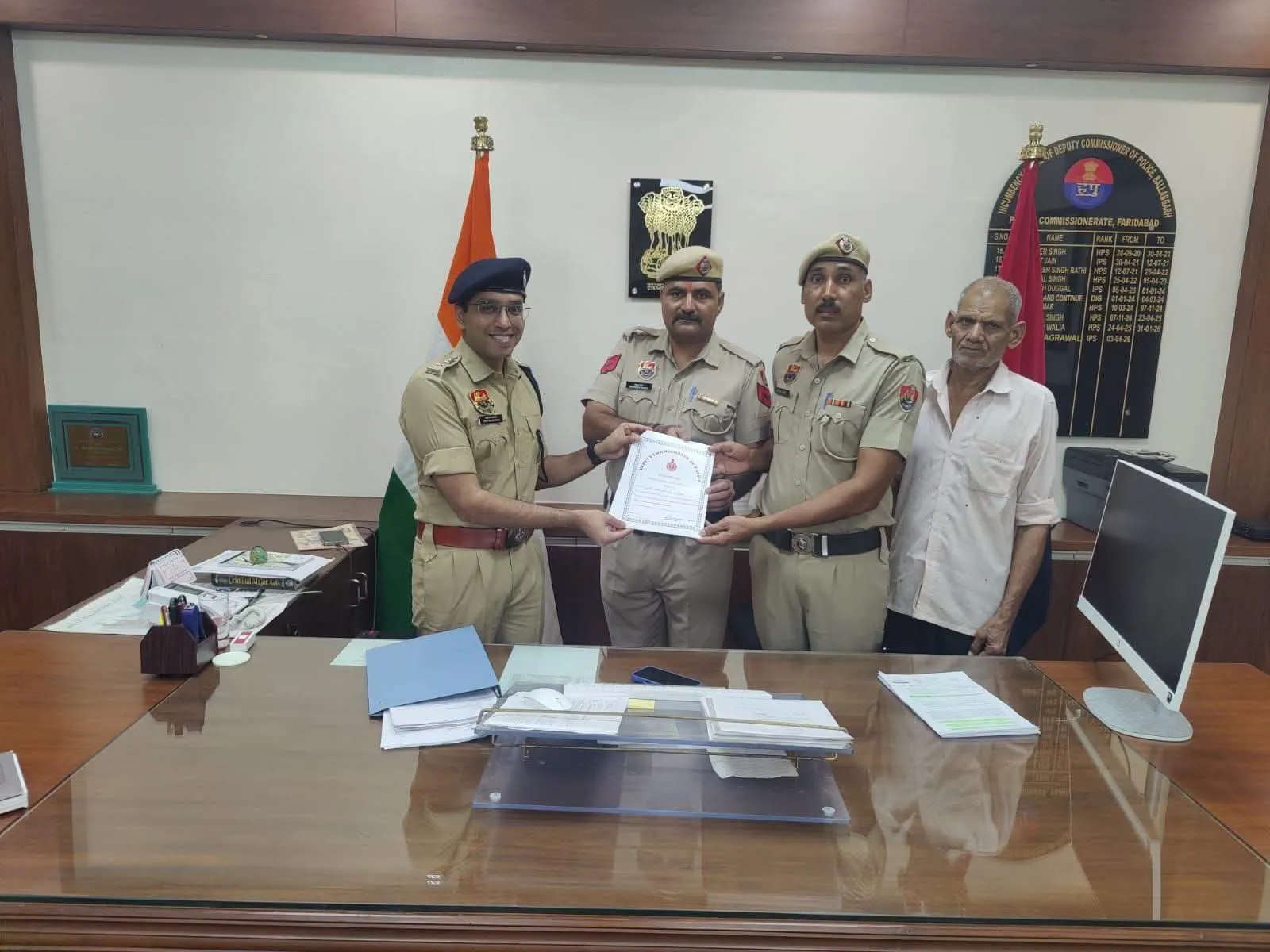 *DCP बल्लभगढ़ ने सम्मानित करते हुए प्रशंसा पत्र प्रदान किया*