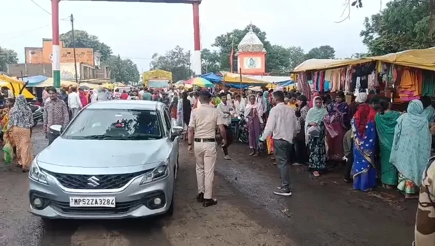 आश्वासन नहीं समाधान चाहिए’, बिजली-नेटवर्क को लेकर सड़क पर उतरे ग्रामीण