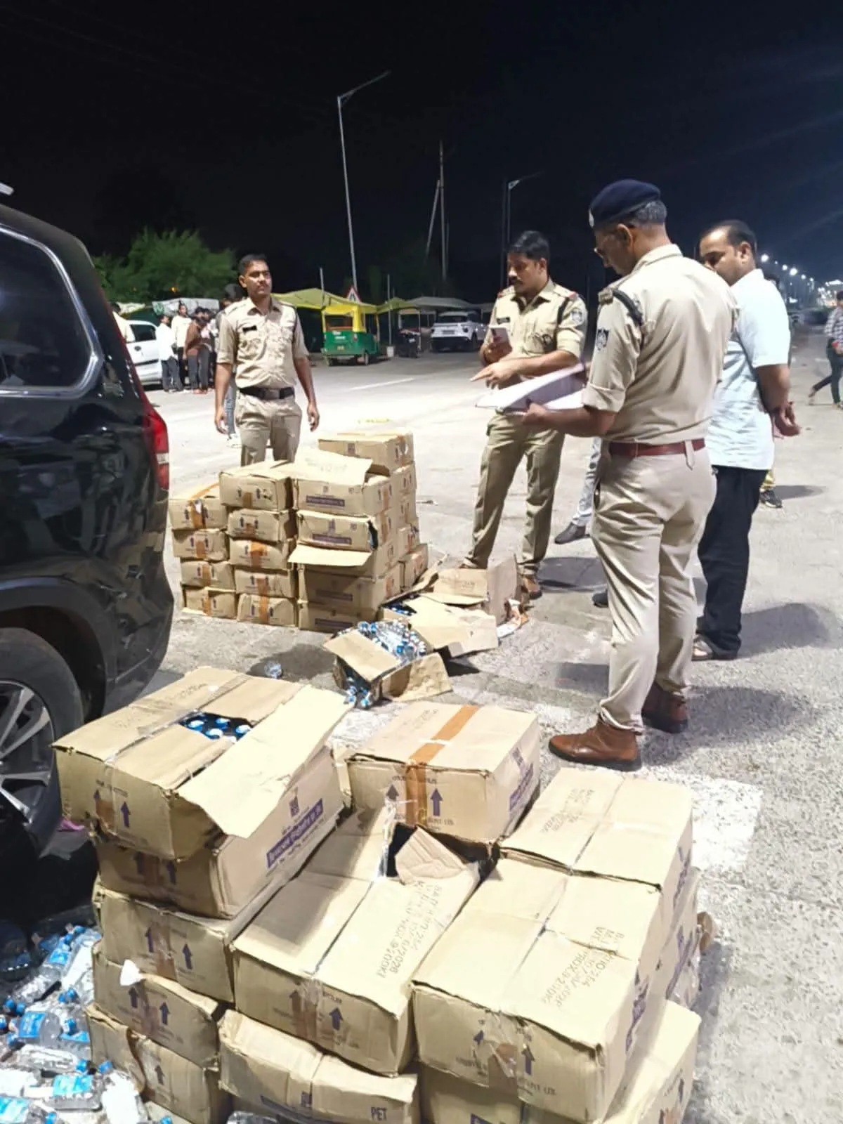 “डिवाइडर पर चढ़ी स्कॉर्पियो से निकला शराब का जखीरा! कजलीखेड़ा पुलिस ने 41 पेटी अवैध शराब की जब्त, चालक फरार”