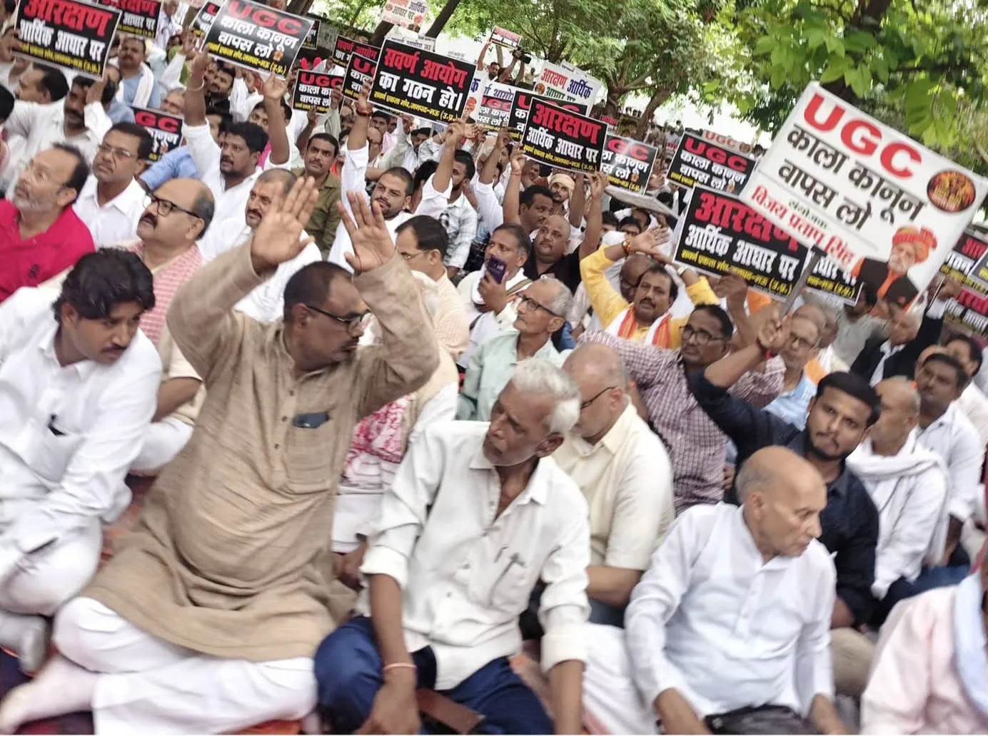 आरक्षण सुधार आंदोलन के समर्थन में मऊ कलेक्ट्रेट पर जनसैलाब, मांगों को लेकर प्रदर्शन तेज